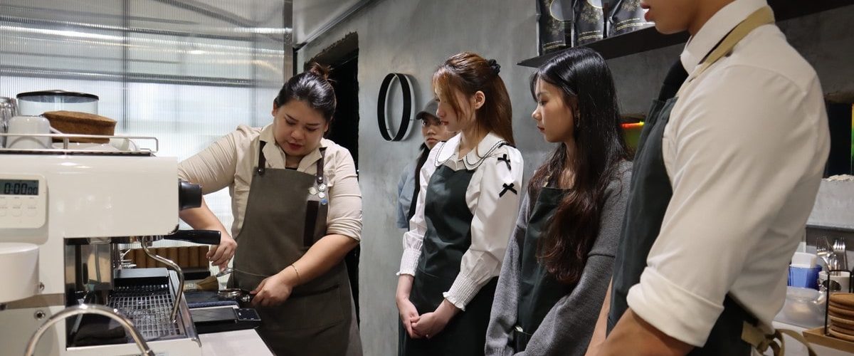 آموزش و گواهینامه کافی‌شاپ راهی به دنیای حرفه‌ای قهوه