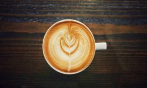 لاته آرت هنر تلفیق شیر بخار داده شده با قهوه به شکلی زیباست.