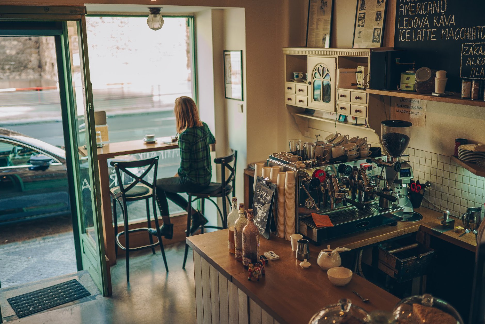 طراحی و دکور کافیشاپ کوچک