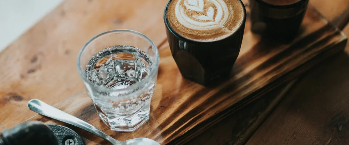 آب کنار اسپرسو